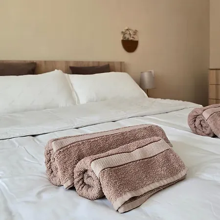 Apartment Living - Cozy *